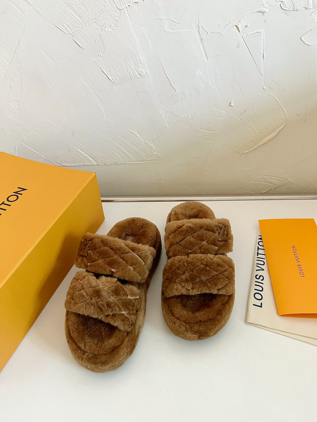 LOUIS VUITTON LV SUNSET PLATFORM COMFORT MULE IN CHOCOLATE BROWN SHEARLING