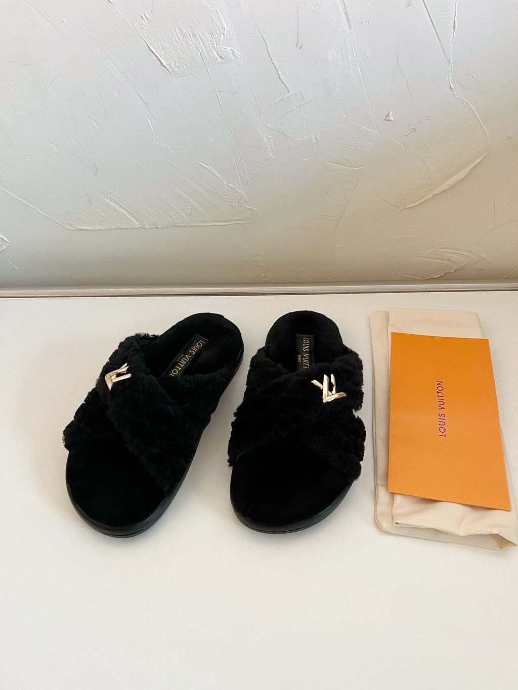 LOUIS VUITTON LV BLISS COMFORT MULE IN BLACK SHEARLING