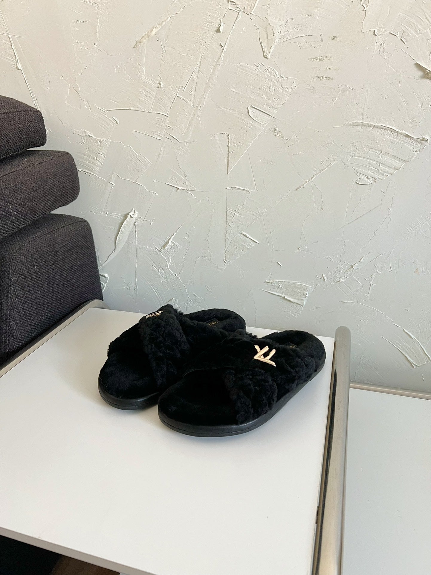 LOUIS VUITTON LV BLISS COMFORT MULE IN BLACK SHEARLING