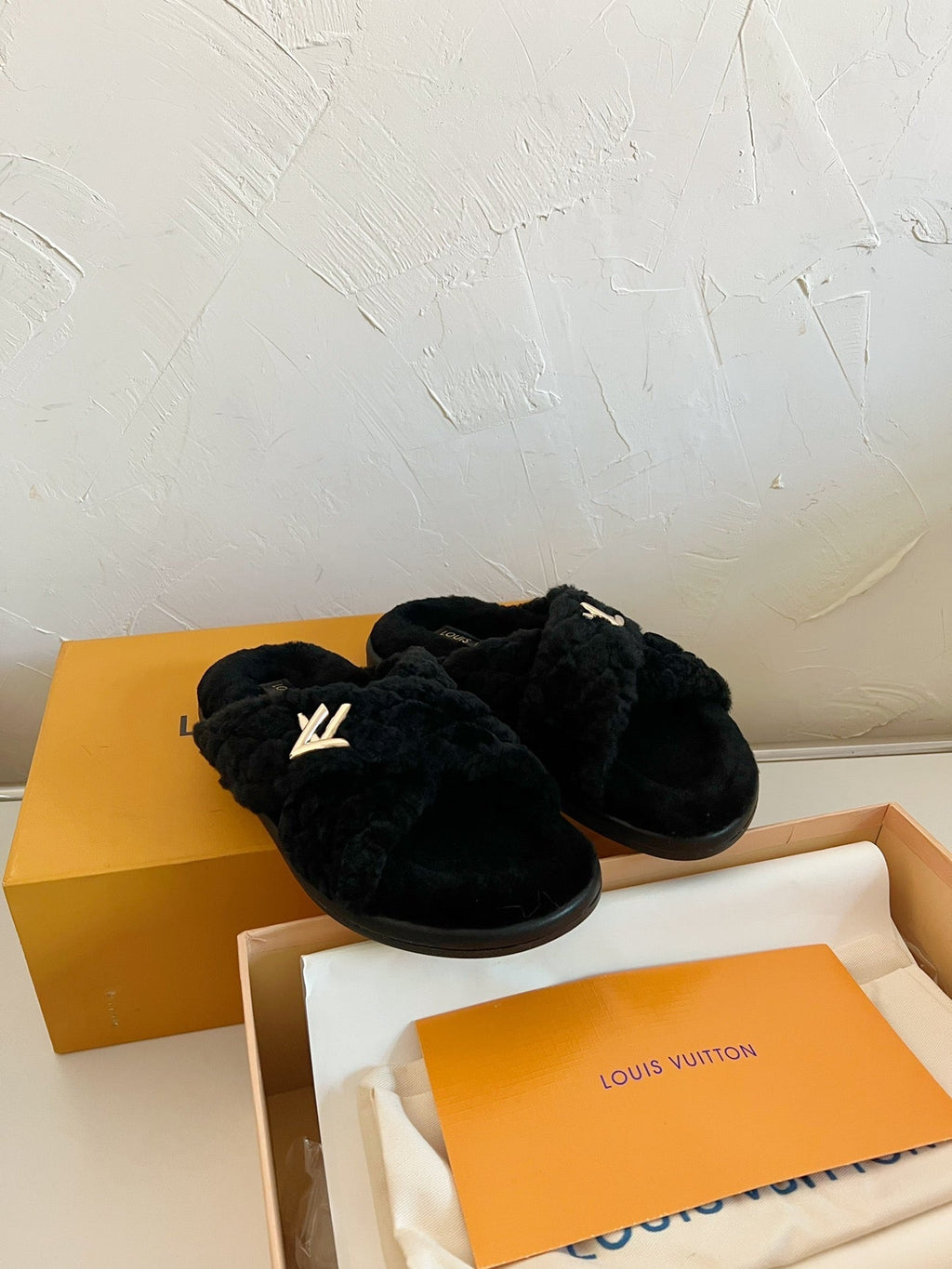 LOUIS VUITTON LV BLISS COMFORT MULE IN BLACK SHEARLING