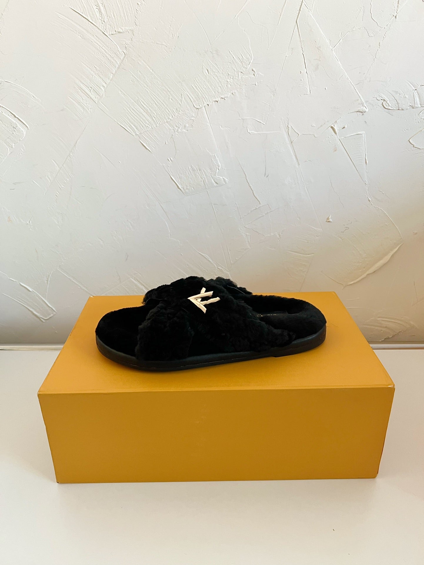LOUIS VUITTON LV BLISS COMFORT MULE IN BLACK SHEARLING