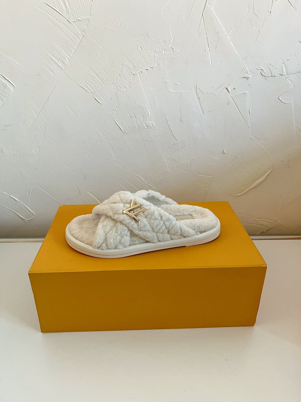 LOUIS VUITTON LV BLISS COMFORT MULE IN BEIGE SHEARLING