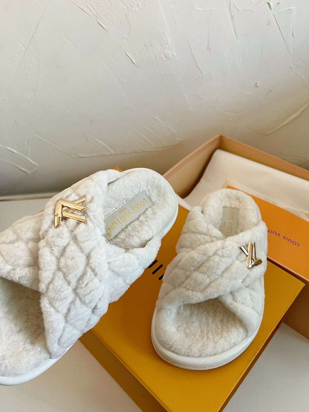 LOUIS VUITTON LV BLISS COMFORT MULE IN BEIGE SHEARLING