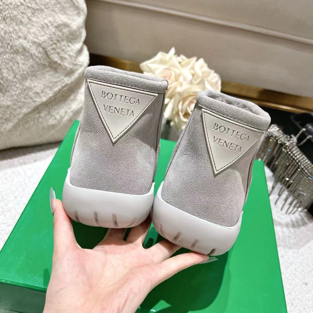 BOTTEGA VENETA SNAP MINI ANKLE BOOTS IN PALE GRAY SUEDE AND SHEARLING LINING