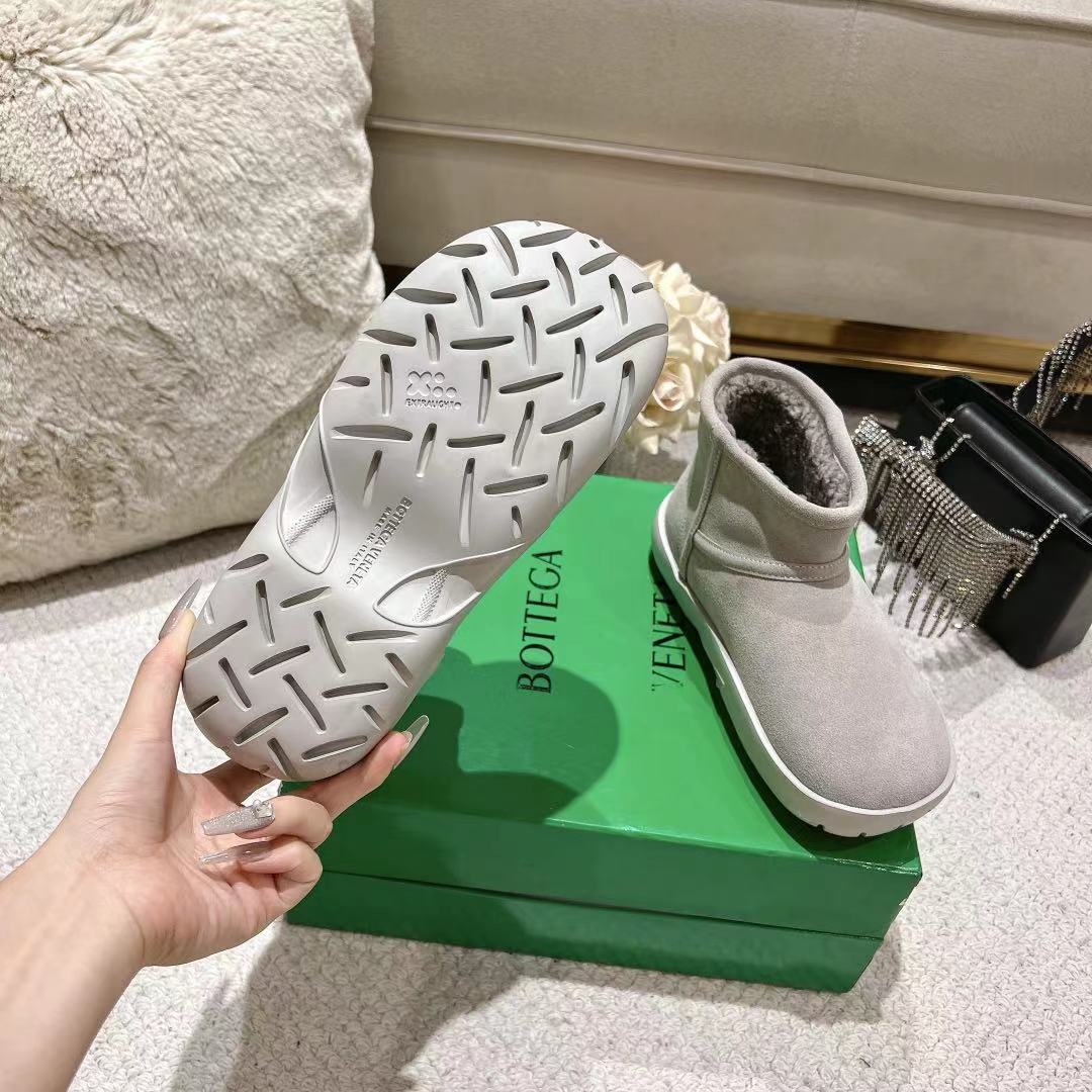 BOTTEGA VENETA SNAP MINI ANKLE BOOTS IN PALE GRAY SUEDE AND SHEARLING LINING