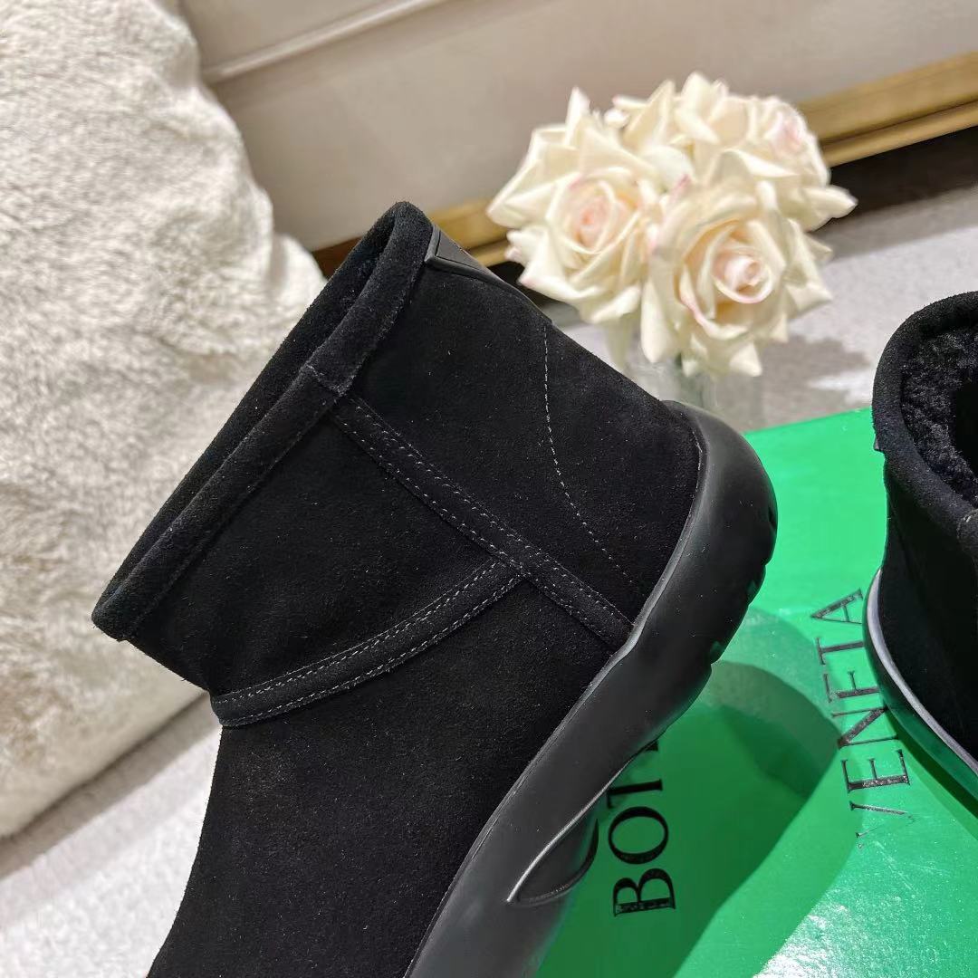 BOTTEGA VENETA SNAP MINI ANKLE BOOTS IN BLACK SUEDE AND SHEARLING LINING