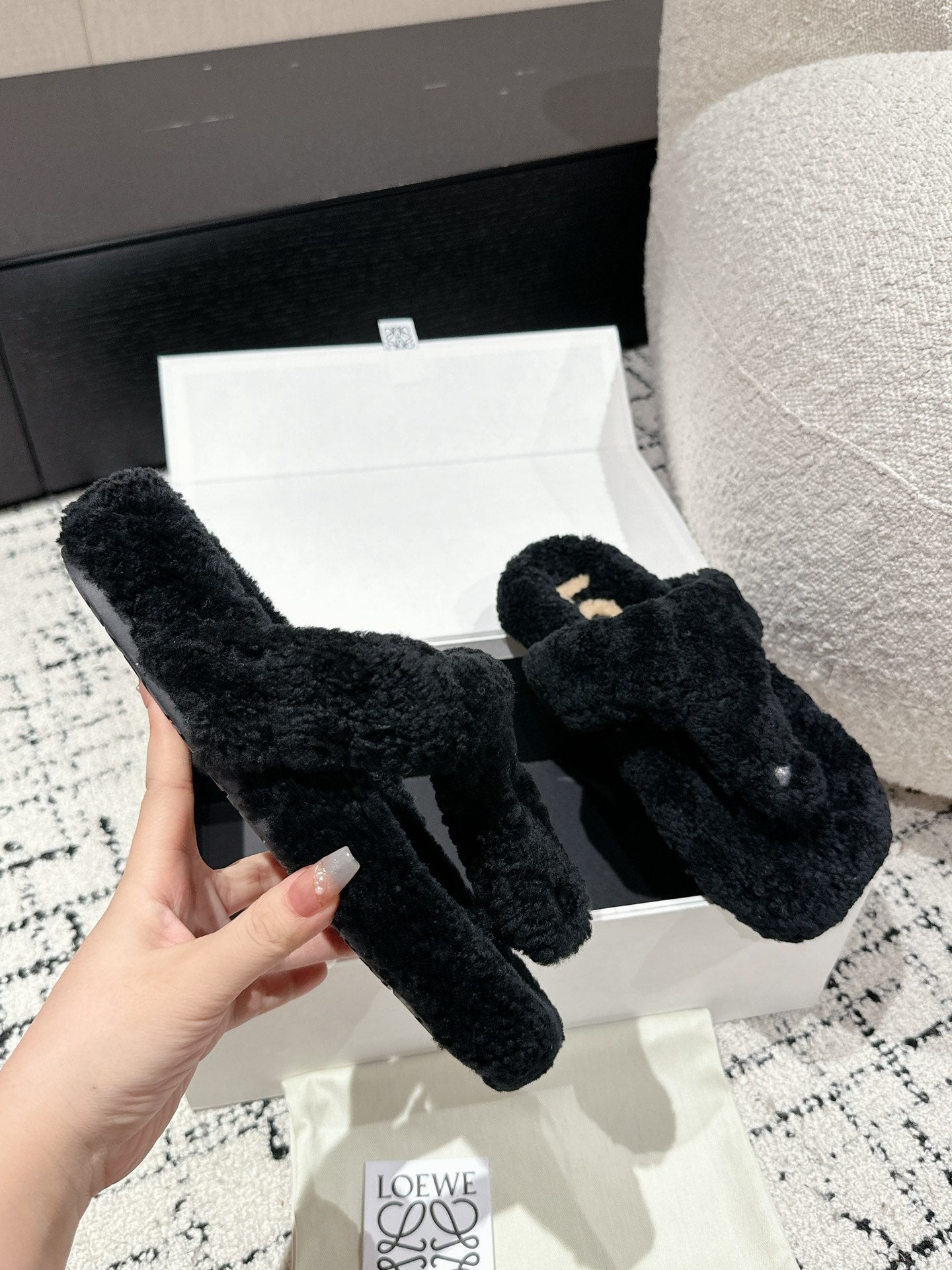 LW SHEARLING THONG SLIPPER IN BLACK