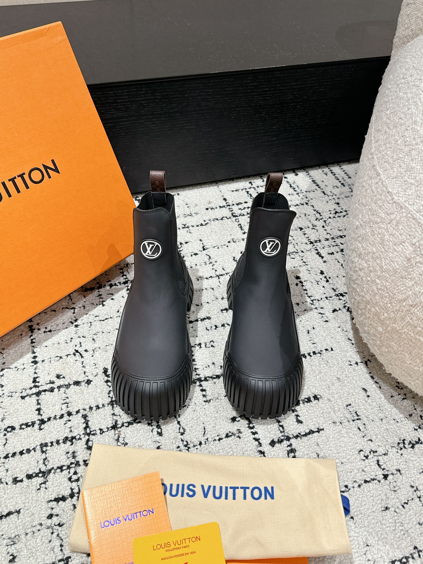 LOUIS VUITTON RUBY BOOTS IN BLACK CALFSKIN
