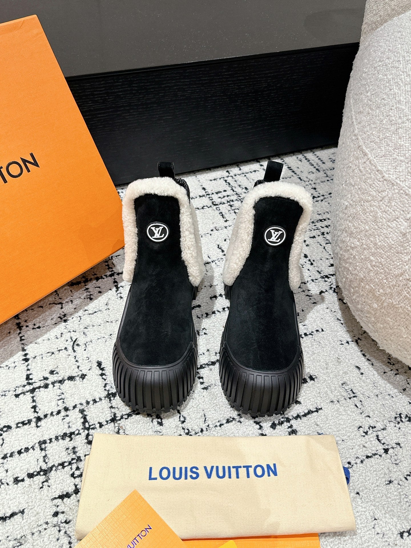 LOUIS VUITTON RUBY FLAT ANKLE BOOT IN BLACK SUEDE WITH WHITE SHEARLING