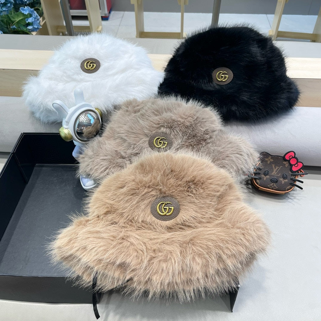 GUCCI BUCKET HAT IN CAMEL BEIGE FOX FUR 404751