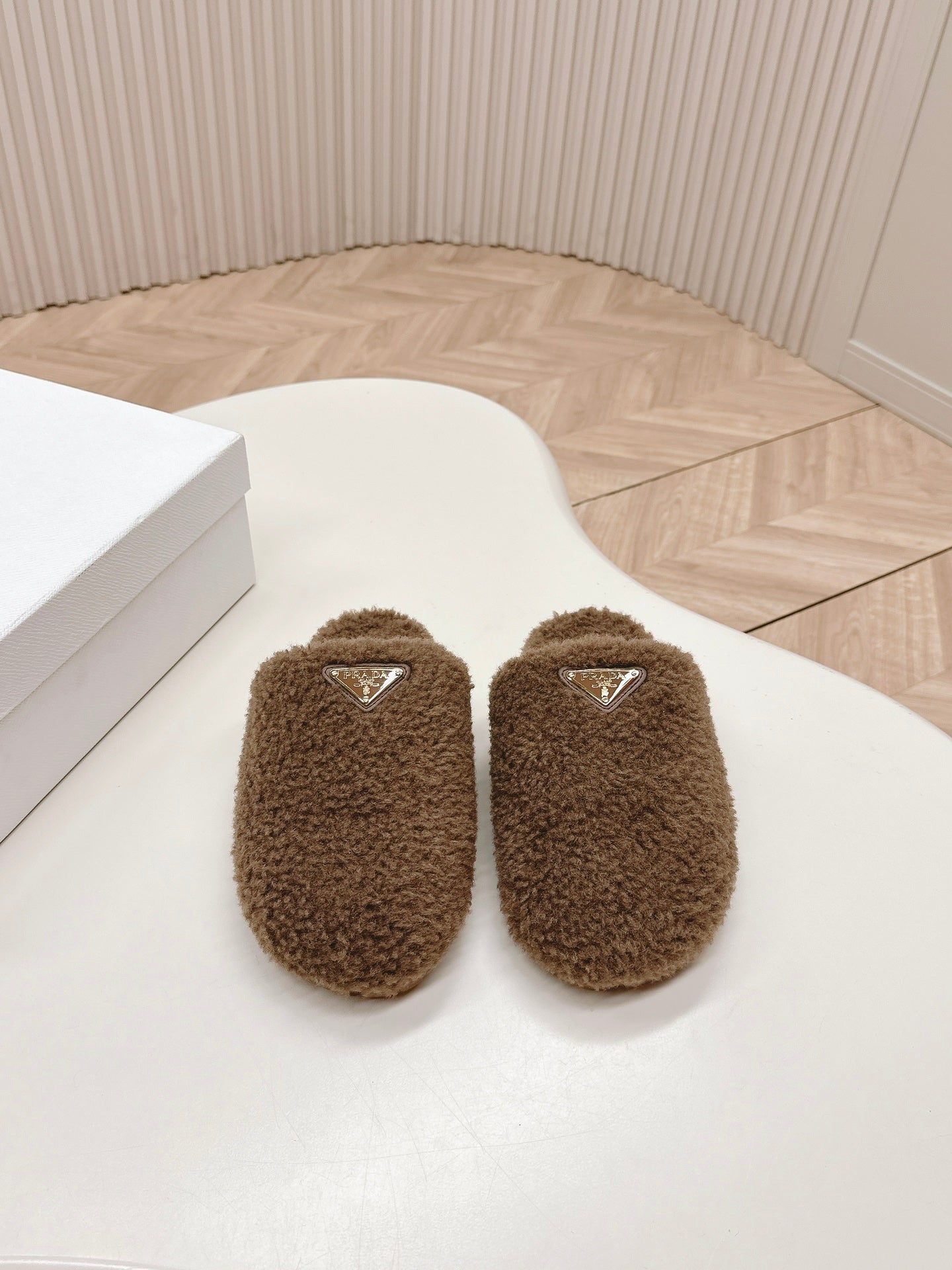 PRADA MULES ATTACHED TRIANGLE LOGO IN WOOD BROWN SHEARLING