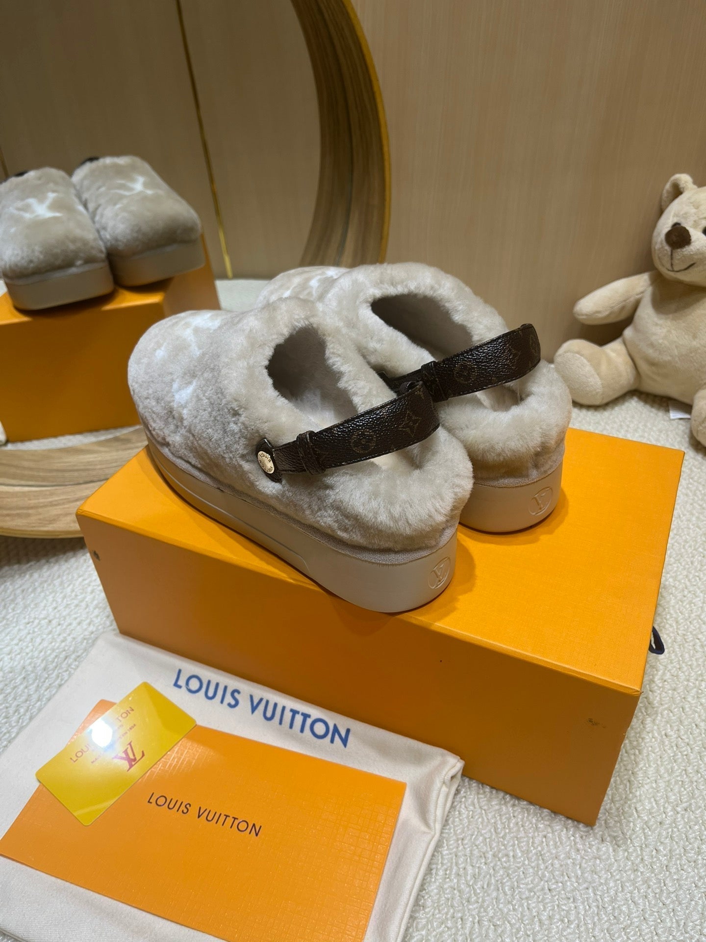 LOUIS VUITTON ASPEN COMFORT CLOG IN KHAKI BEIGE MIX WHITE FLEECE