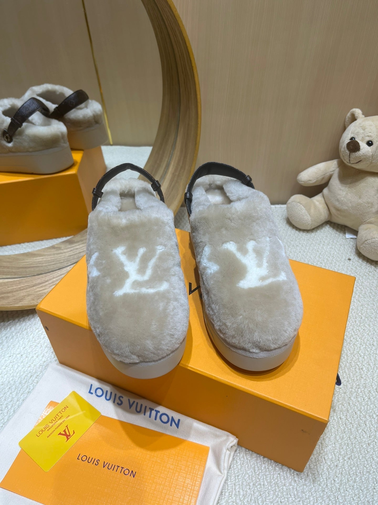 LOUIS VUITTON ASPEN COMFORT CLOG IN KHAKI BEIGE MIX WHITE FLEECE