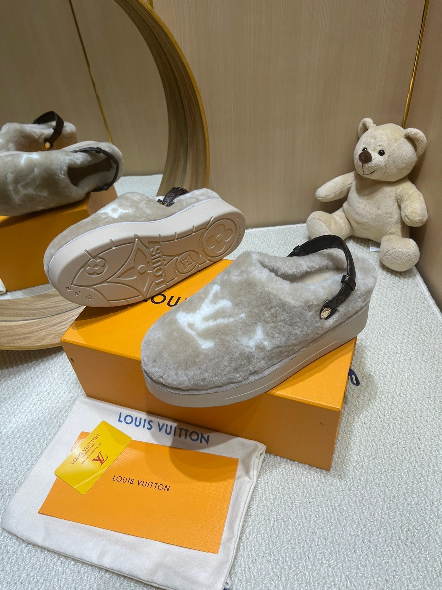 LOUIS VUITTON ASPEN COMFORT CLOG IN KHAKI BEIGE MIX WHITE FLEECE