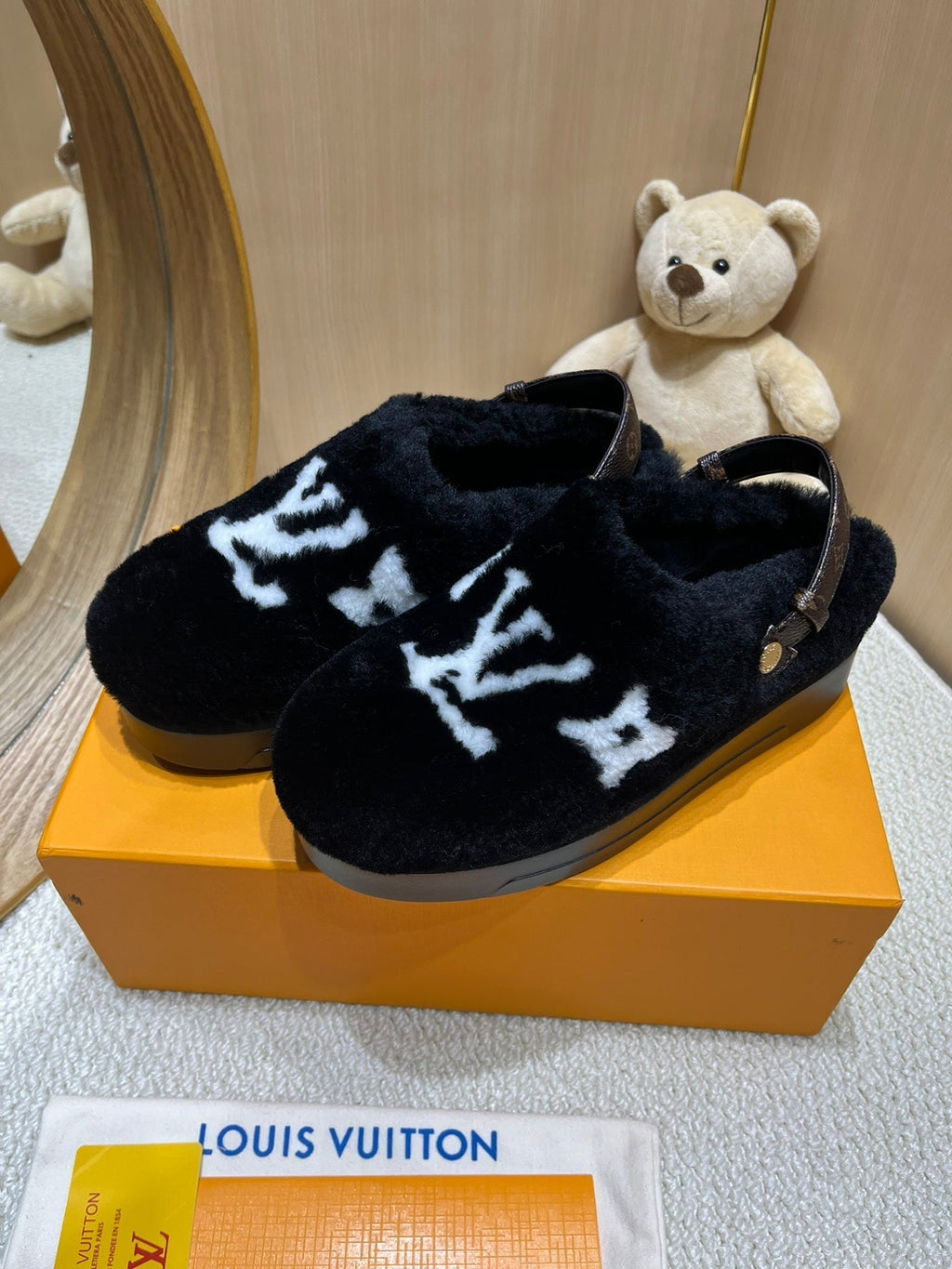 LOUIS VUITTON ASPEN COMFORT CLOG IN BLACK MIX WHITE FLEECE