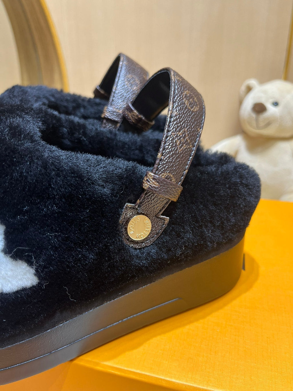 LOUIS VUITTON ASPEN COMFORT CLOG IN BLACK MIX WHITE FLEECE