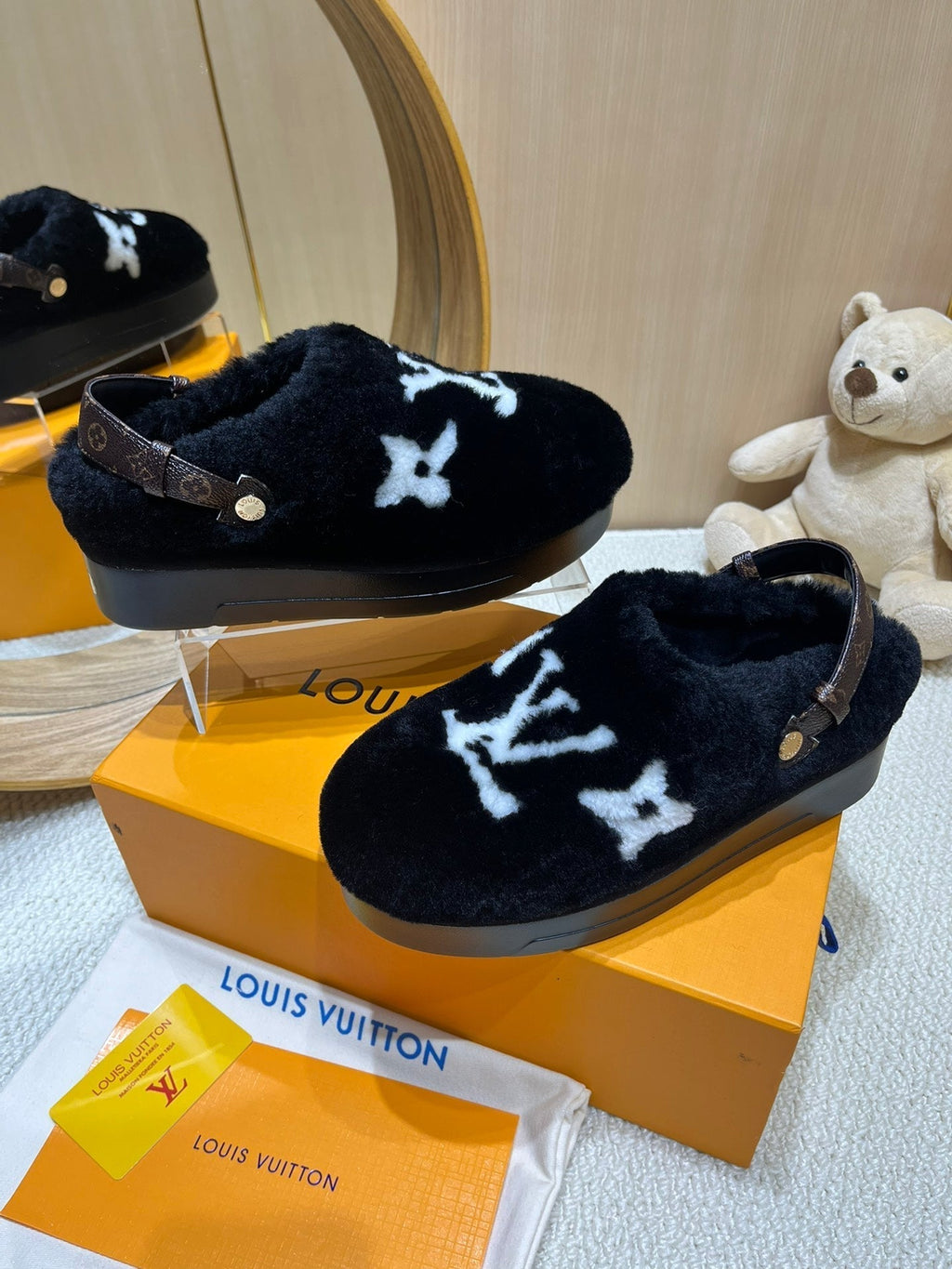 LOUIS VUITTON ASPEN COMFORT CLOG IN BLACK MIX WHITE FLEECE