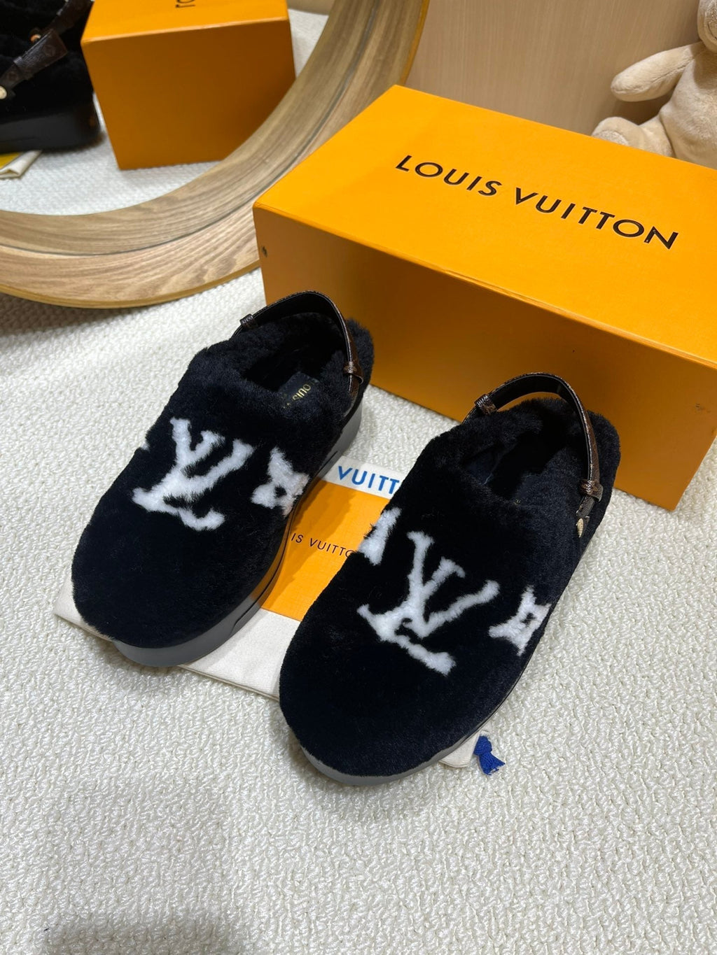 LOUIS VUITTON ASPEN COMFORT CLOG IN BLACK MIX WHITE FLEECE