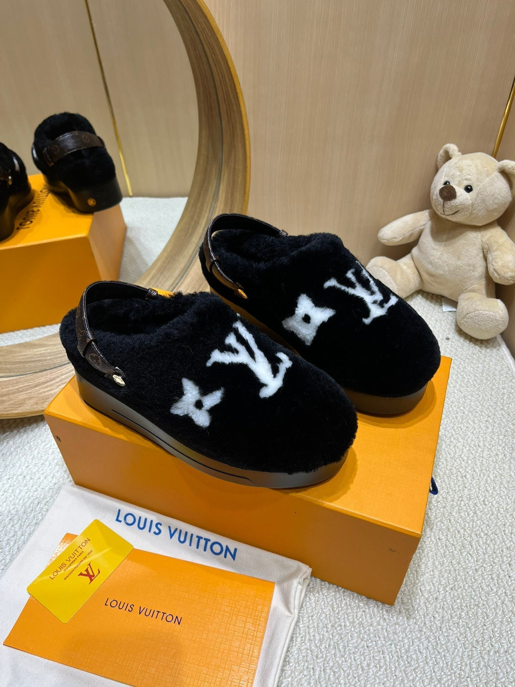 LOUIS VUITTON ASPEN COMFORT CLOG IN BLACK MIX WHITE FLEECE