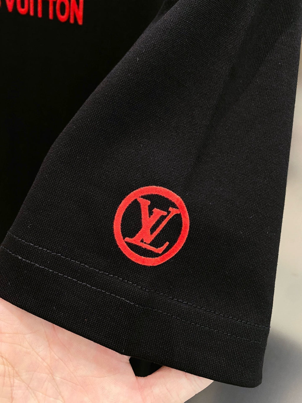 LOUIS VUITTON LV T-SHIRT IN BLACK COTTON RED LOGO 238833