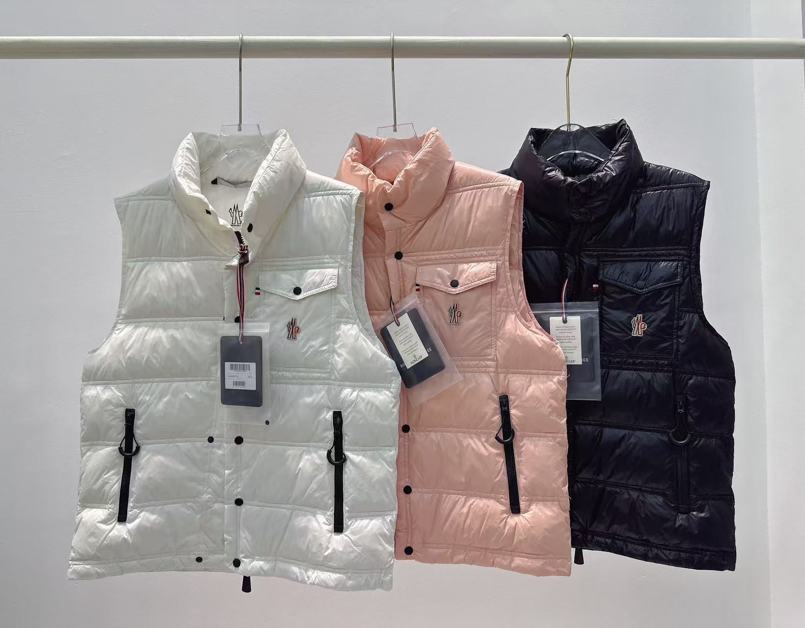 MONCLER 25S DOWN VEST IN BLACK 032
