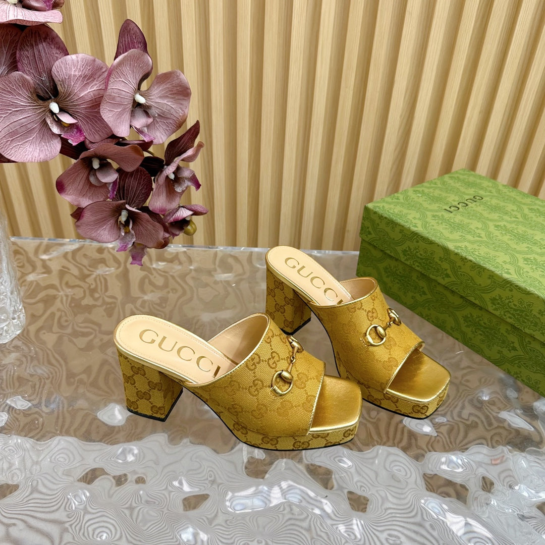 GUCCI HORSEBIT SLIDE SANDAL IN GOLD MONOGRAM CANVAS AND SHEEPSKIN LINING