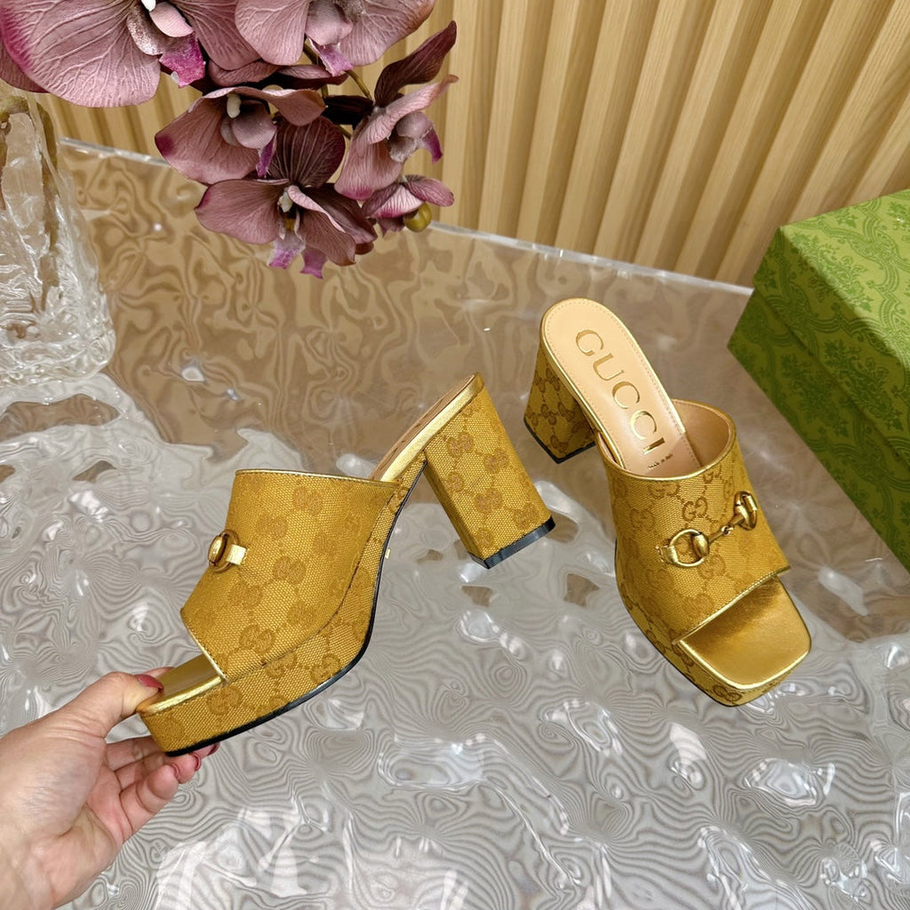 GUCCI HORSEBIT SLIDE SANDAL IN GOLD MONOGRAM CANVAS AND SHEEPSKIN LINING