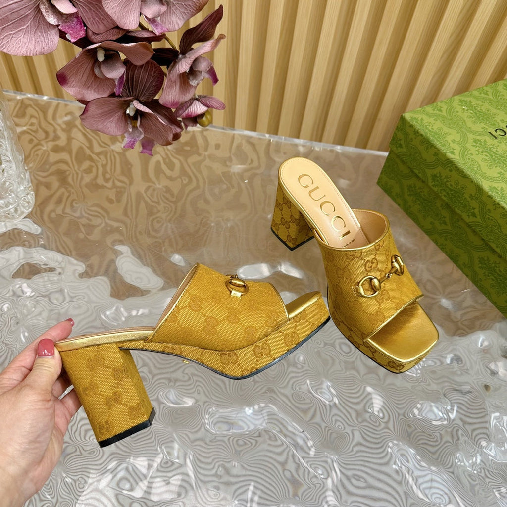GUCCI HORSEBIT SLIDE SANDAL IN GOLD MONOGRAM CANVAS AND SHEEPSKIN LINING