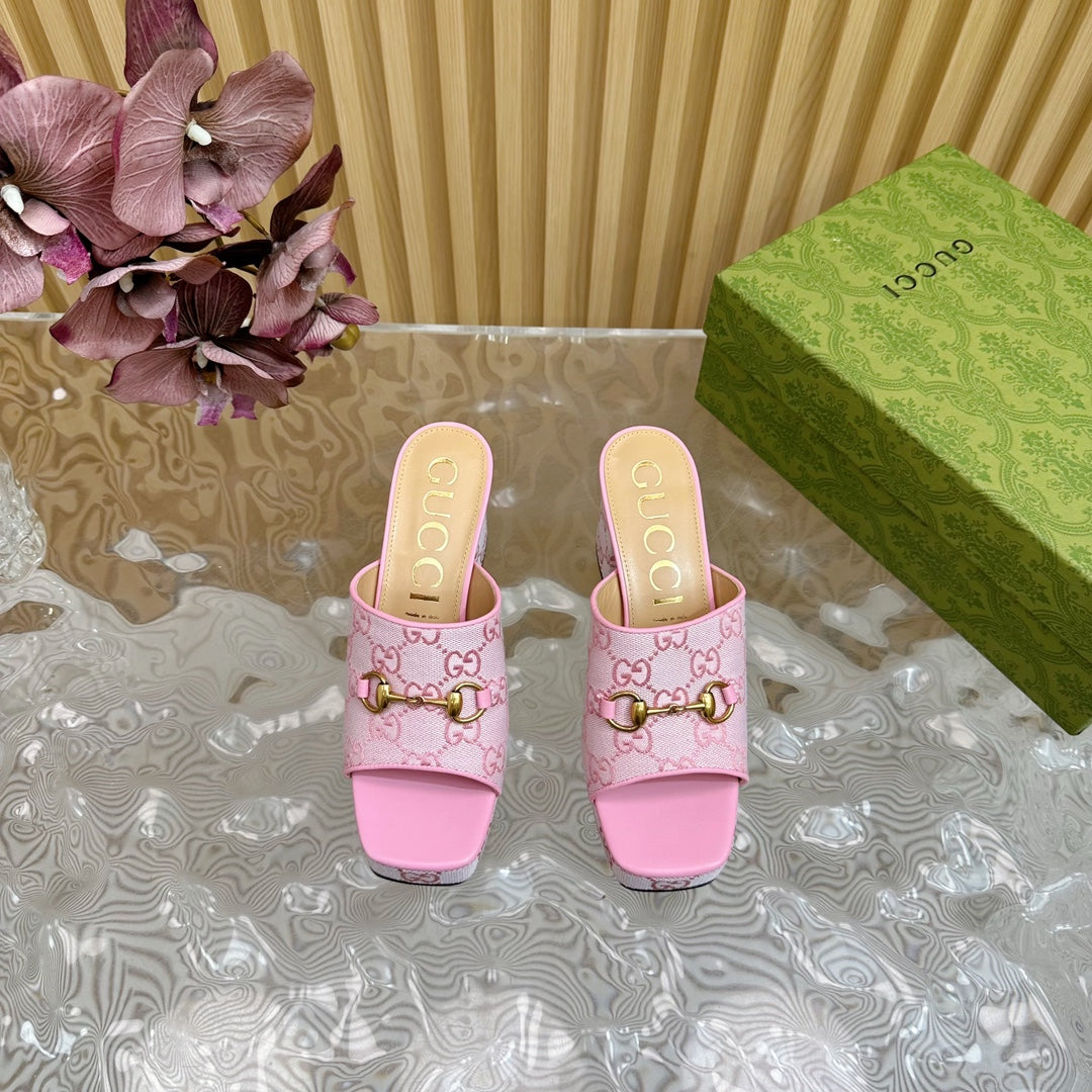 GUCCI HORSEBIT SLIDE SANDAL IN PINK MONOGRAM CANVAS AND SHEEPSKIN LINING