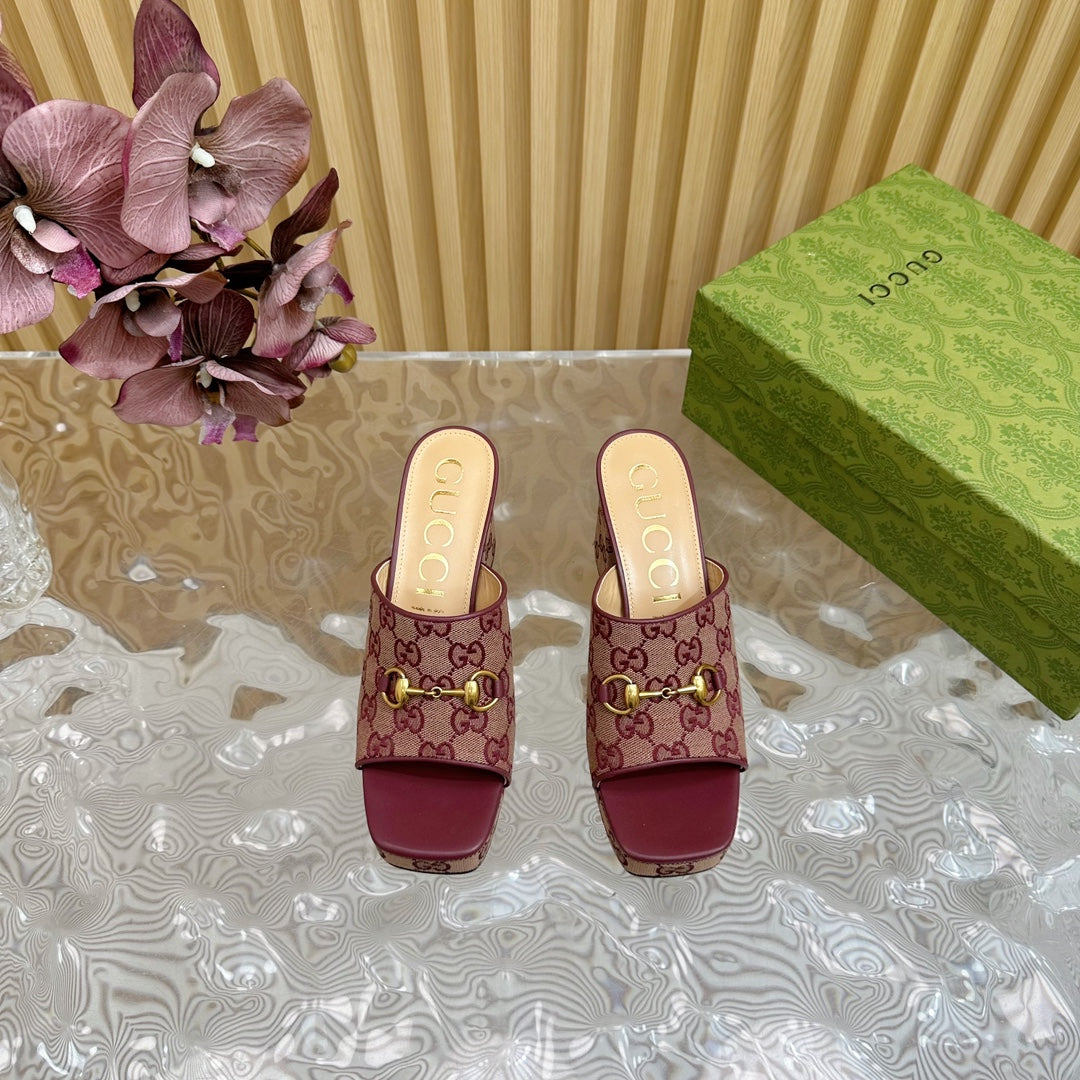 GUCCI HORSEBIT SLIDE SANDAL IN WINE RED MONOGRAM CANVAS AND SHEEPSKIN LINING