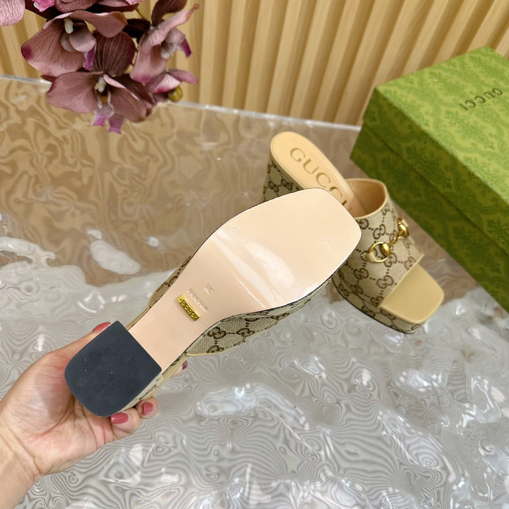GUCCI HORSEBIT SLIDE SANDAL IN ECRU BEIGE MONOGRAM CANVAS AND SHEEPSKIN LINING
