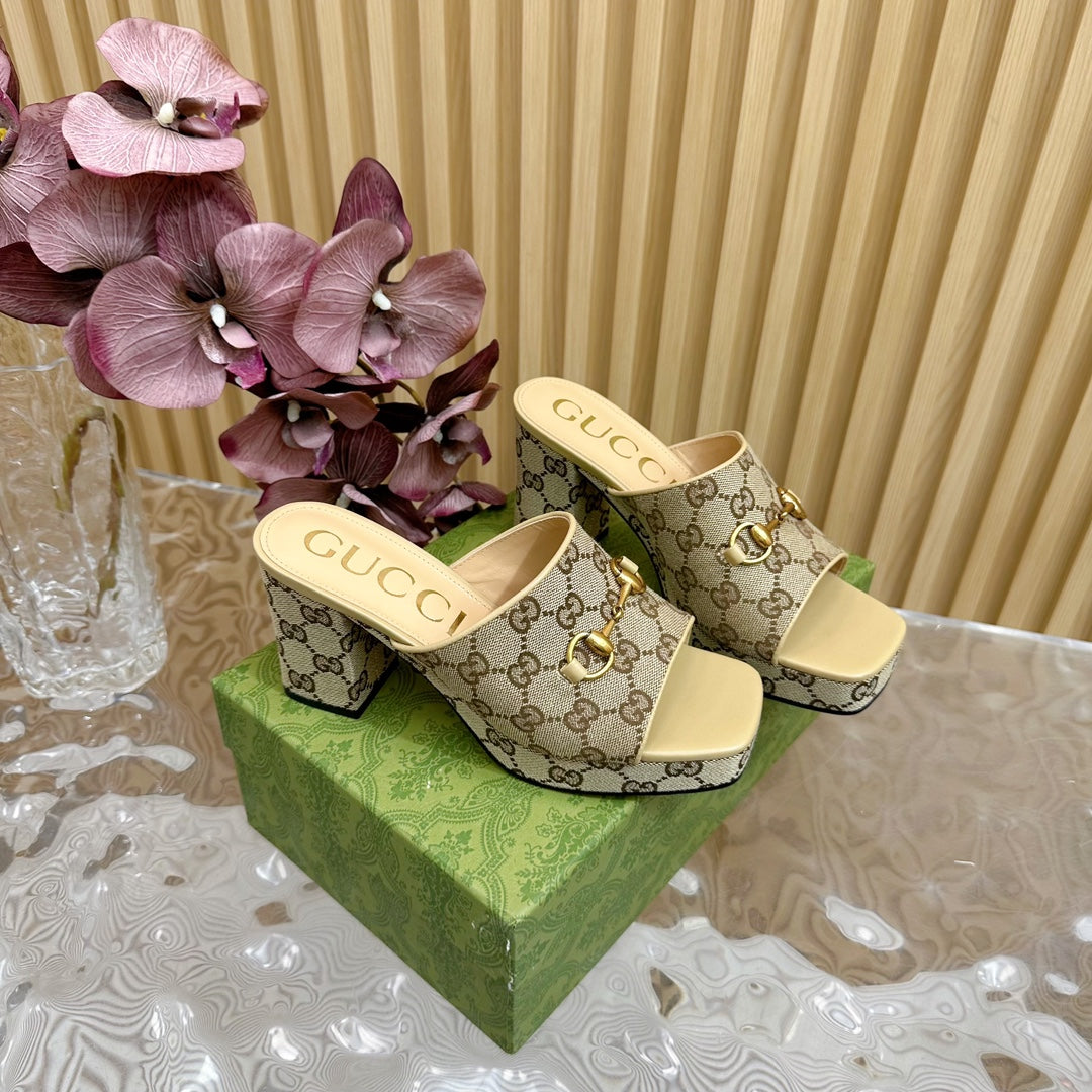 GUCCI HORSEBIT SLIDE SANDAL IN ECRU BEIGE MONOGRAM CANVAS AND SHEEPSKIN LINING
