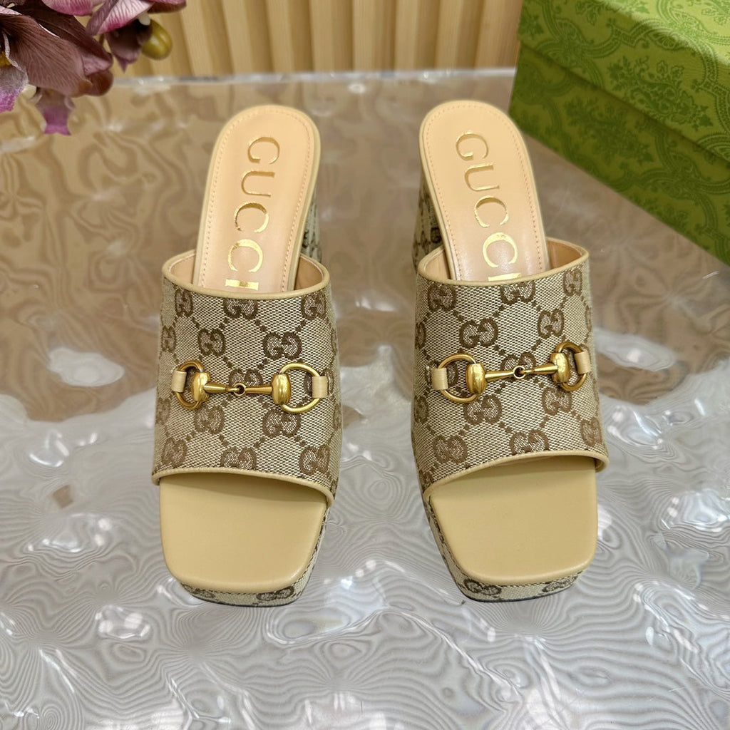 GUCCI HORSEBIT SLIDE SANDAL IN ECRU BEIGE MONOGRAM CANVAS AND SHEEPSKIN LINING