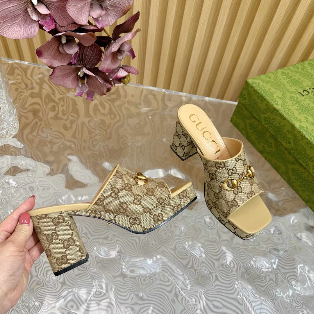 GUCCI HORSEBIT SLIDE SANDAL IN ECRU BEIGE MONOGRAM CANVAS AND SHEEPSKIN LINING