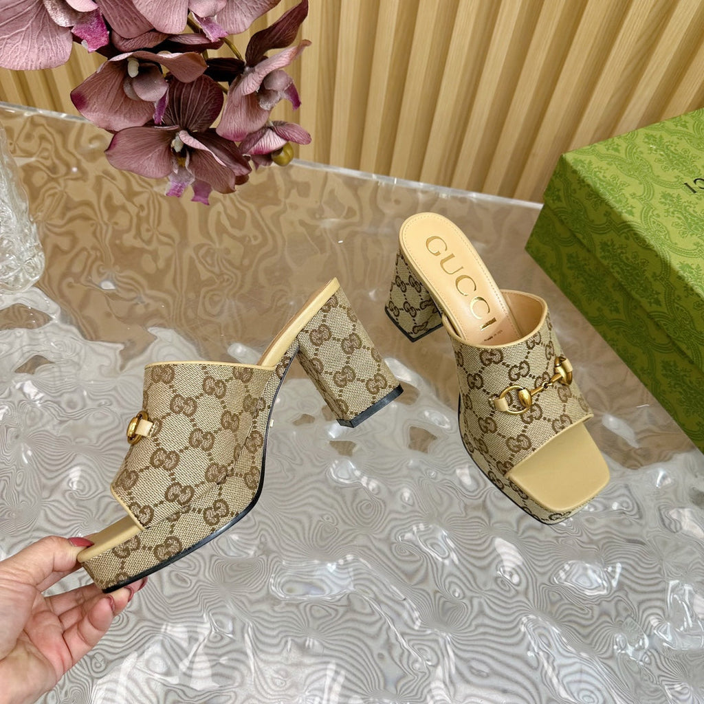 GUCCI HORSEBIT SLIDE SANDAL IN ECRU BEIGE MONOGRAM CANVAS AND SHEEPSKIN LINING
