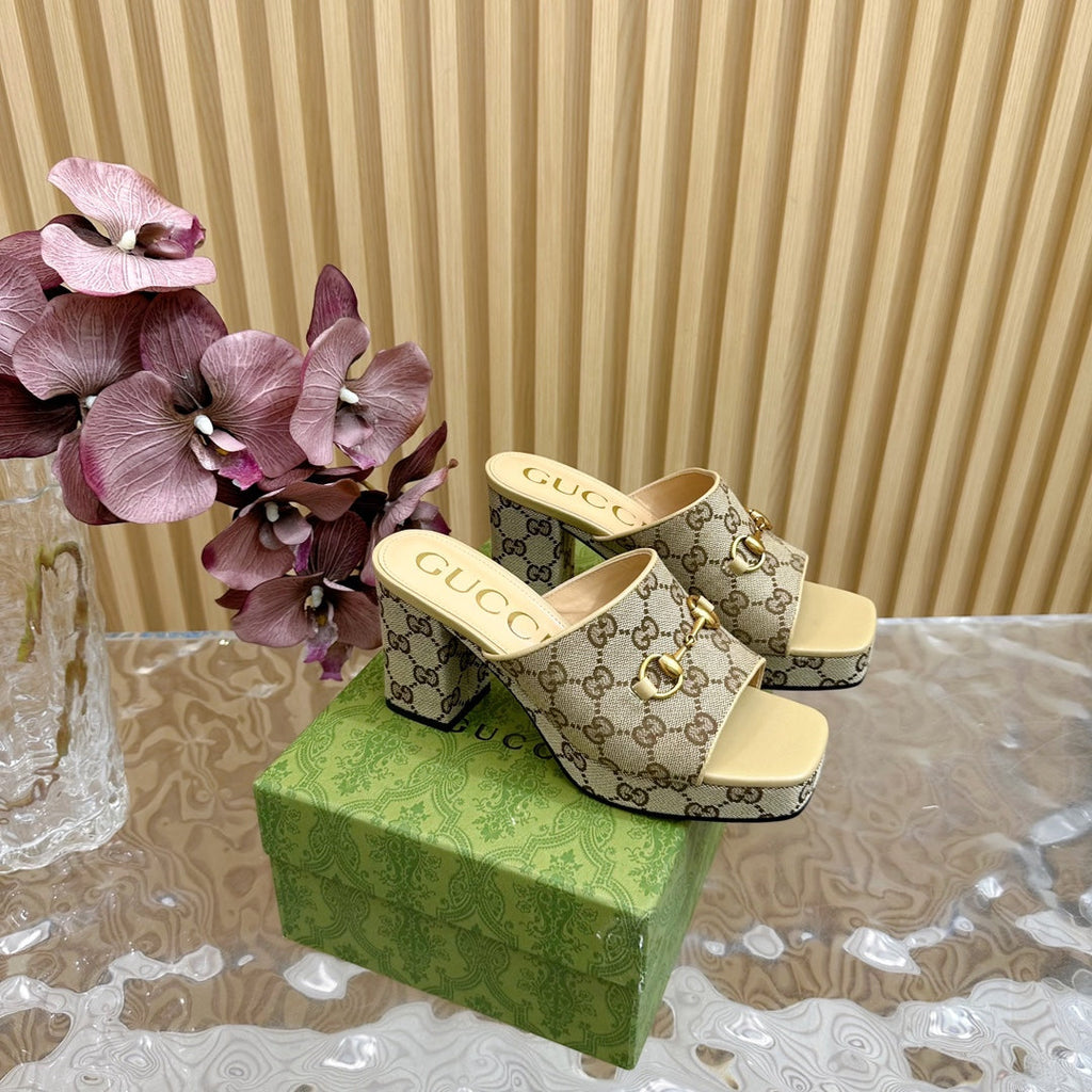 GUCCI HORSEBIT SLIDE SANDAL IN ECRU BEIGE MONOGRAM CANVAS AND SHEEPSKIN LINING