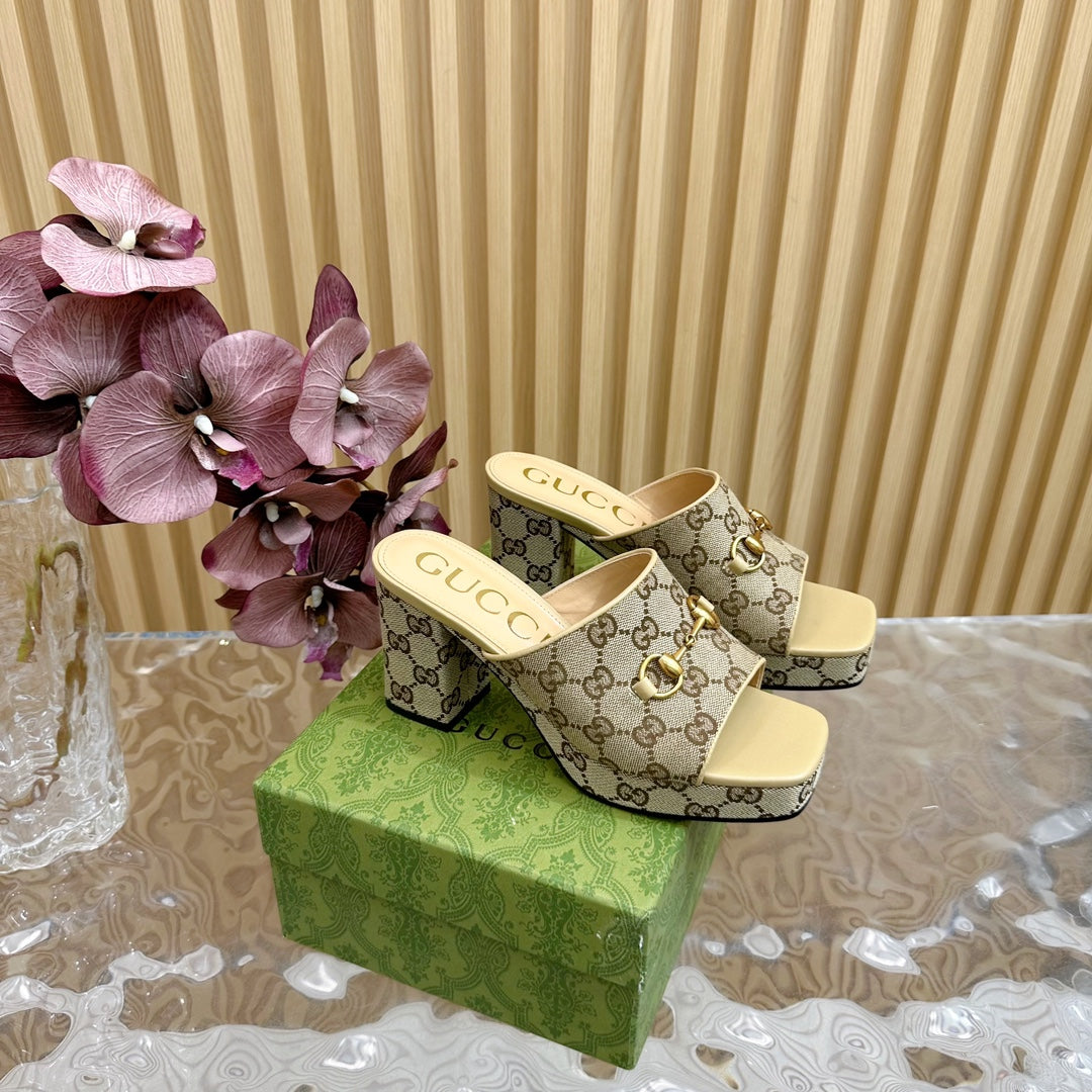 GUCCI HORSEBIT SLIDE SANDAL IN ECRU BEIGE MONOGRAM CANVAS AND SHEEPSKIN LINING