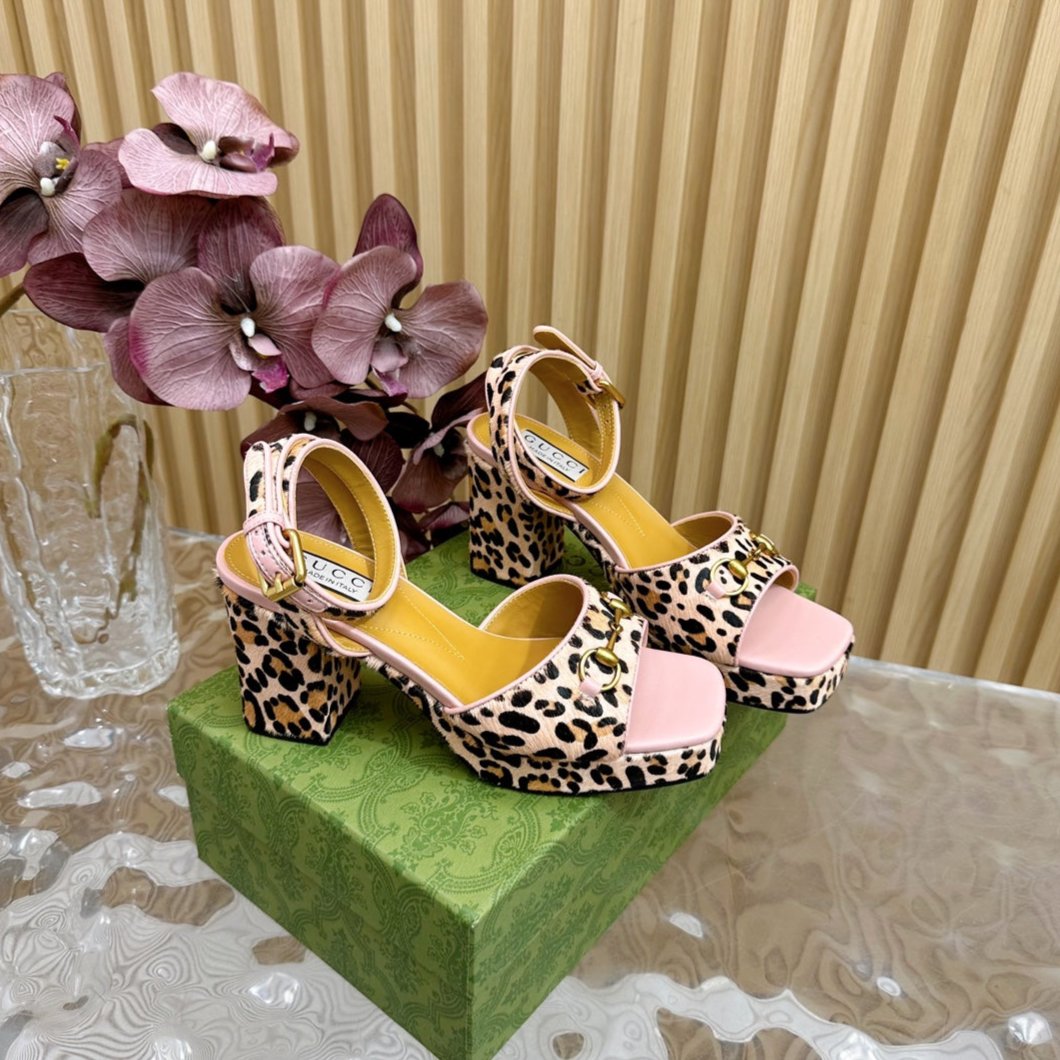GUCCI HORSEBIT HIGH-HEEL SANDAL WITH LEOPARD PRINT IN LIGHT PINK VELVET AND CALFSKIN LINING