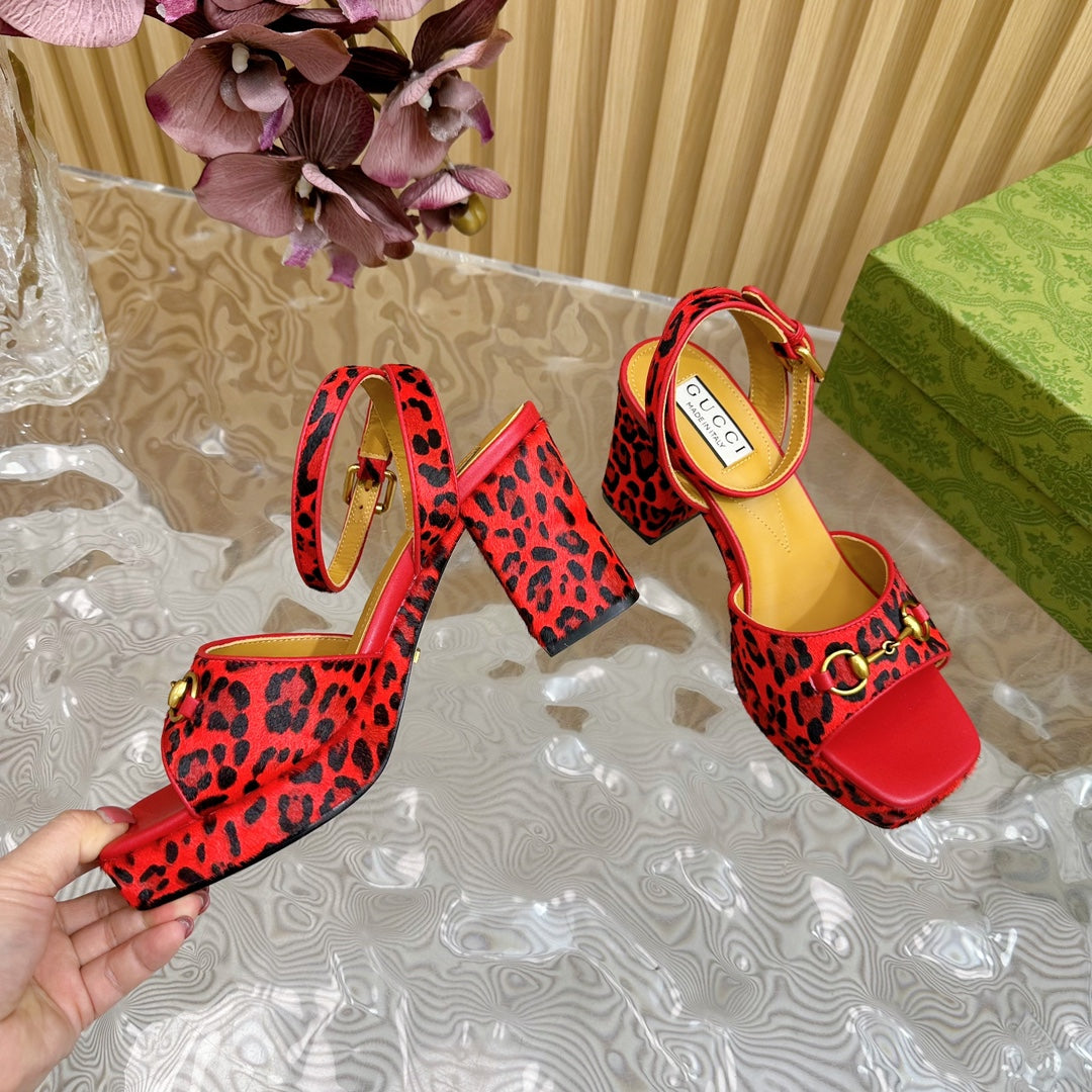 GUCCI HORSEBIT HIGH-HEEL SANDAL WITH LEOPARD PRINT IN RED VELVET AND CALFSKIN LINING