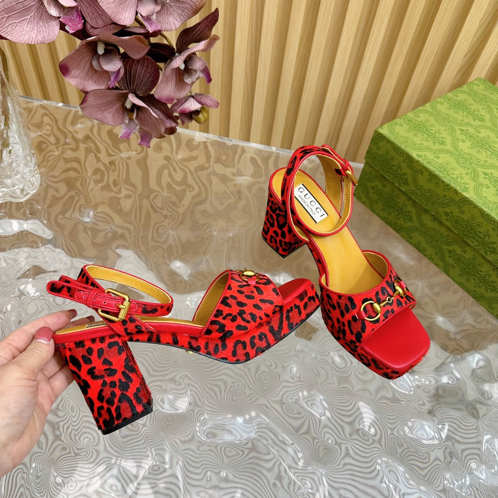 GUCCI HORSEBIT HIGH-HEEL SANDAL WITH LEOPARD PRINT IN RED VELVET AND CALFSKIN LINING