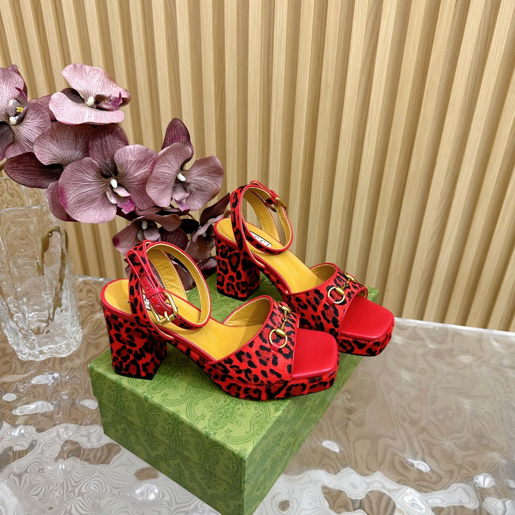 GUCCI HORSEBIT HIGH-HEEL SANDAL WITH LEOPARD PRINT IN RED VELVET AND CALFSKIN LINING