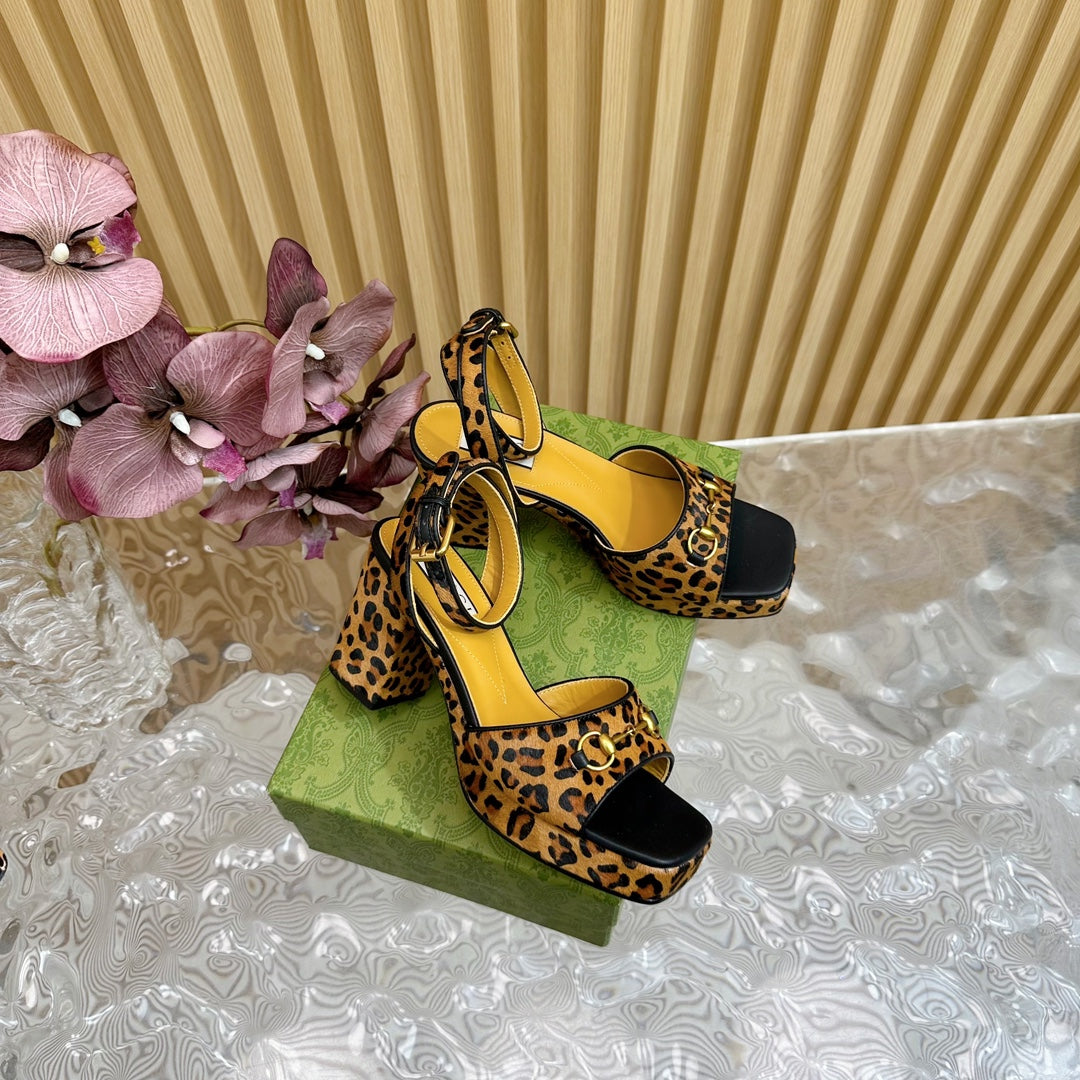 GUCCI HORSEBIT HIGH-HEEL SANDAL WITH LEOPARD PRINT IN PEANUT BROWN VELVET AND CALFSKIN LINING
