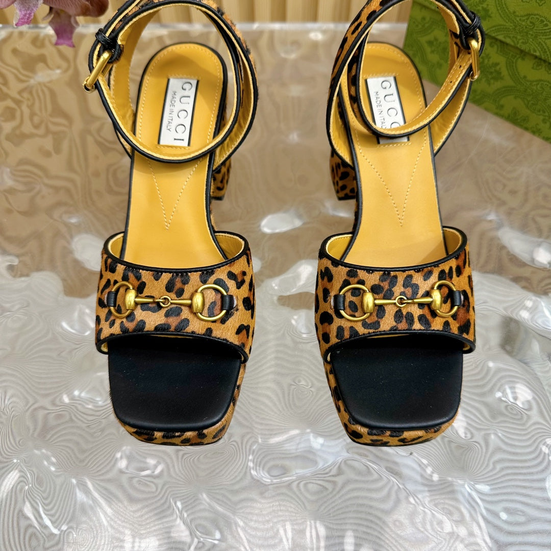 GUCCI HORSEBIT HIGH-HEEL SANDAL WITH LEOPARD PRINT IN PEANUT BROWN VELVET AND CALFSKIN LINING