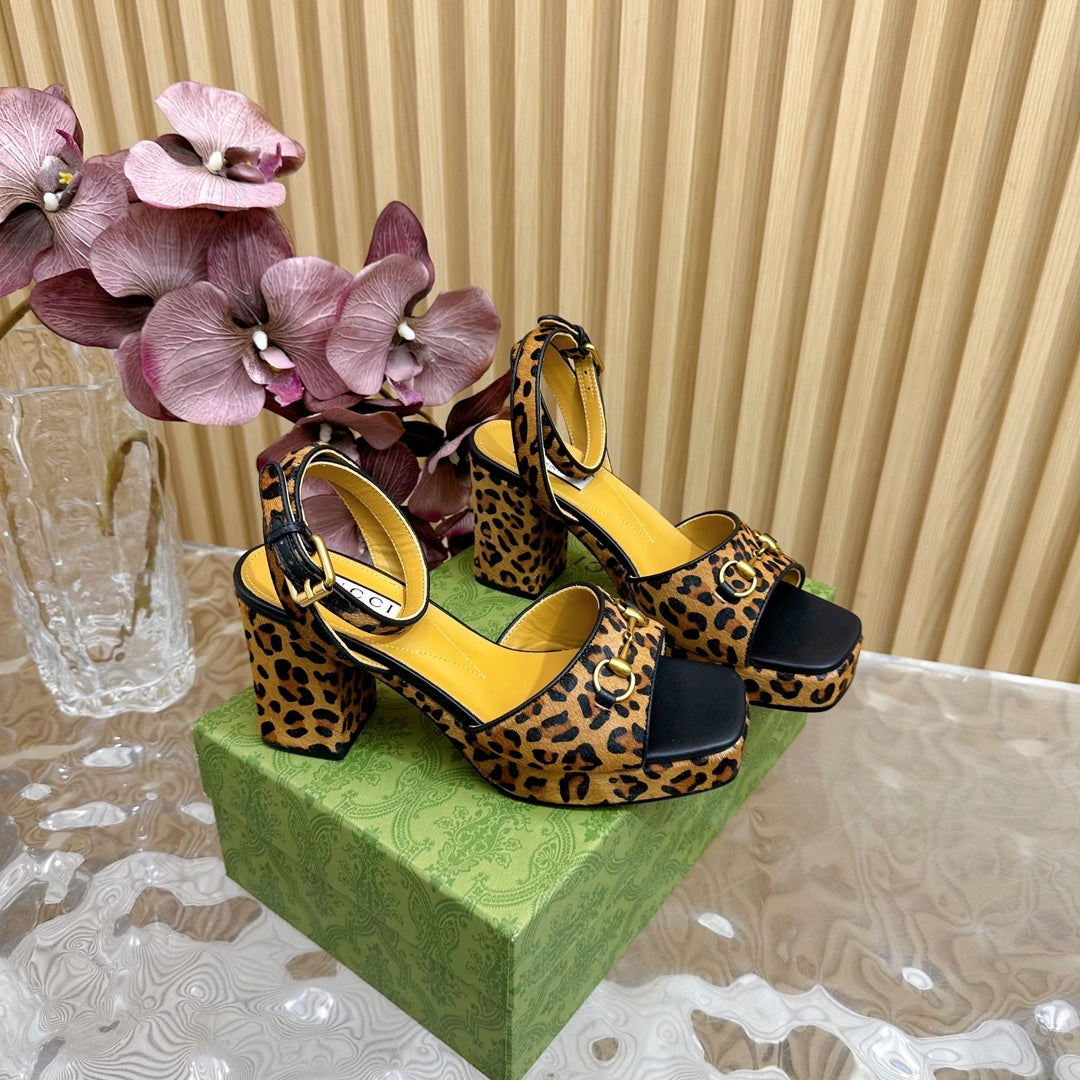 GUCCI HORSEBIT HIGH-HEEL SANDAL WITH LEOPARD PRINT IN PEANUT BROWN VELVET AND CALFSKIN LINING
