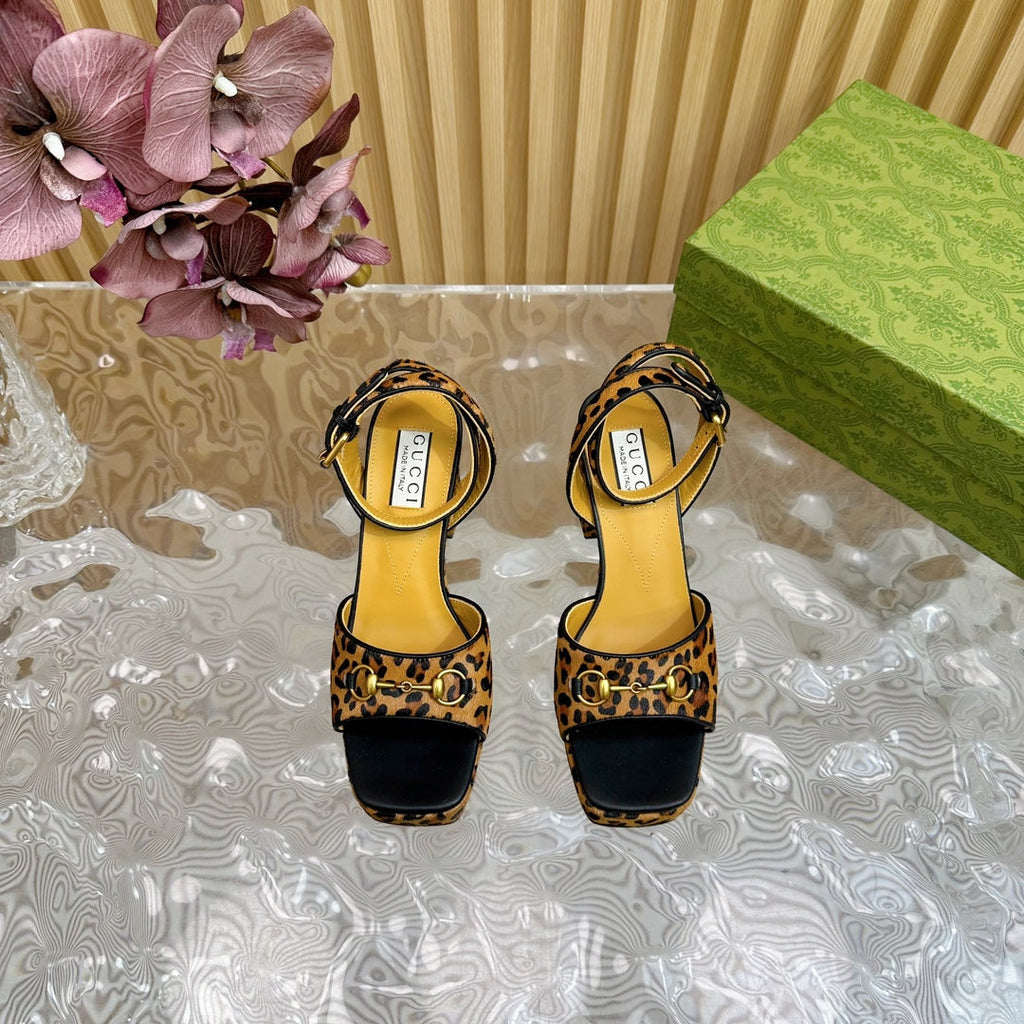 GUCCI HORSEBIT HIGH-HEEL SANDAL WITH LEOPARD PRINT IN PEANUT BROWN VELVET AND CALFSKIN LINING