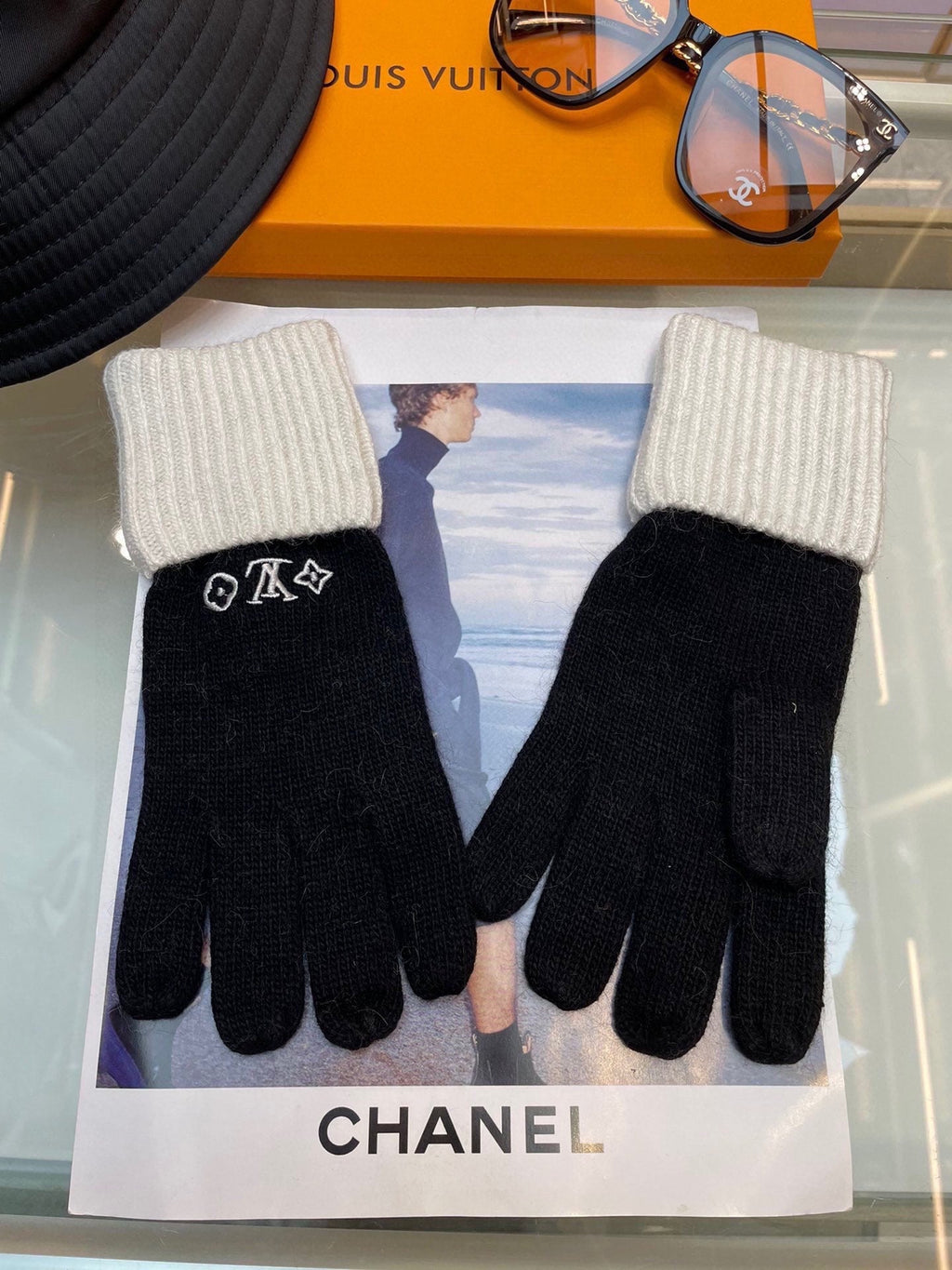 LOUIS VUITTON GLOVES IN BLACK MIX WHITE WOOL 458574