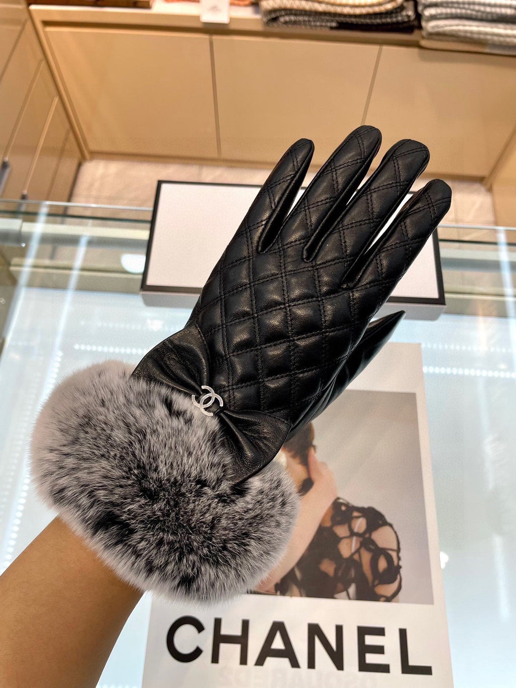 CHANEL GLOVES IN BLACK LAMBSKIN WITH RABBIT FUR 463833