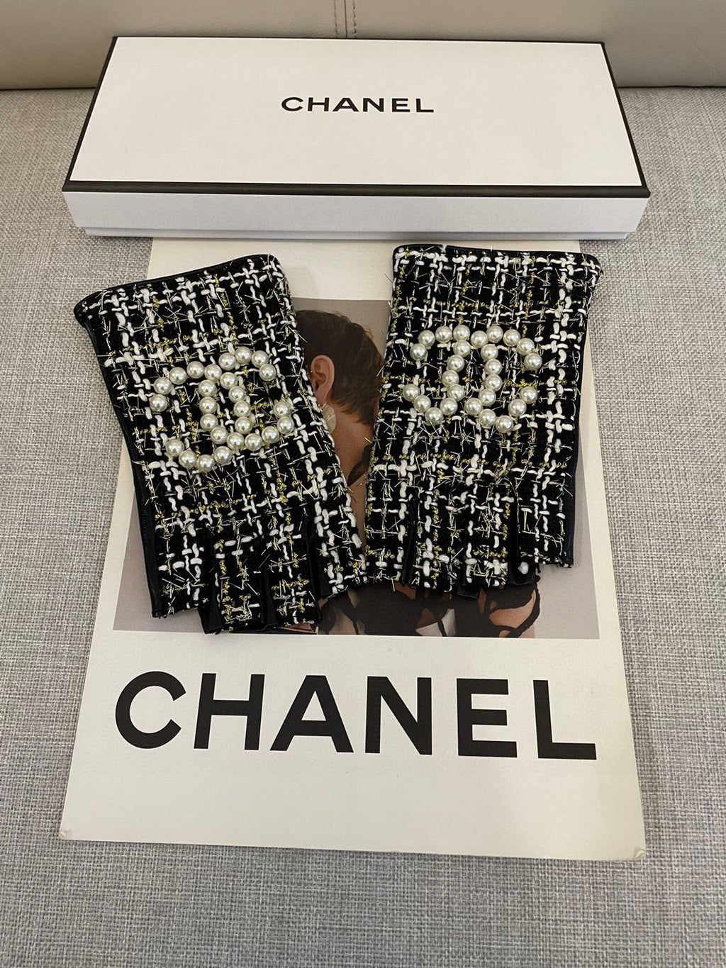 CHANEL FINGERLESS GLOVES IN BLACK MIX WHITE WOOL TWEED 463847