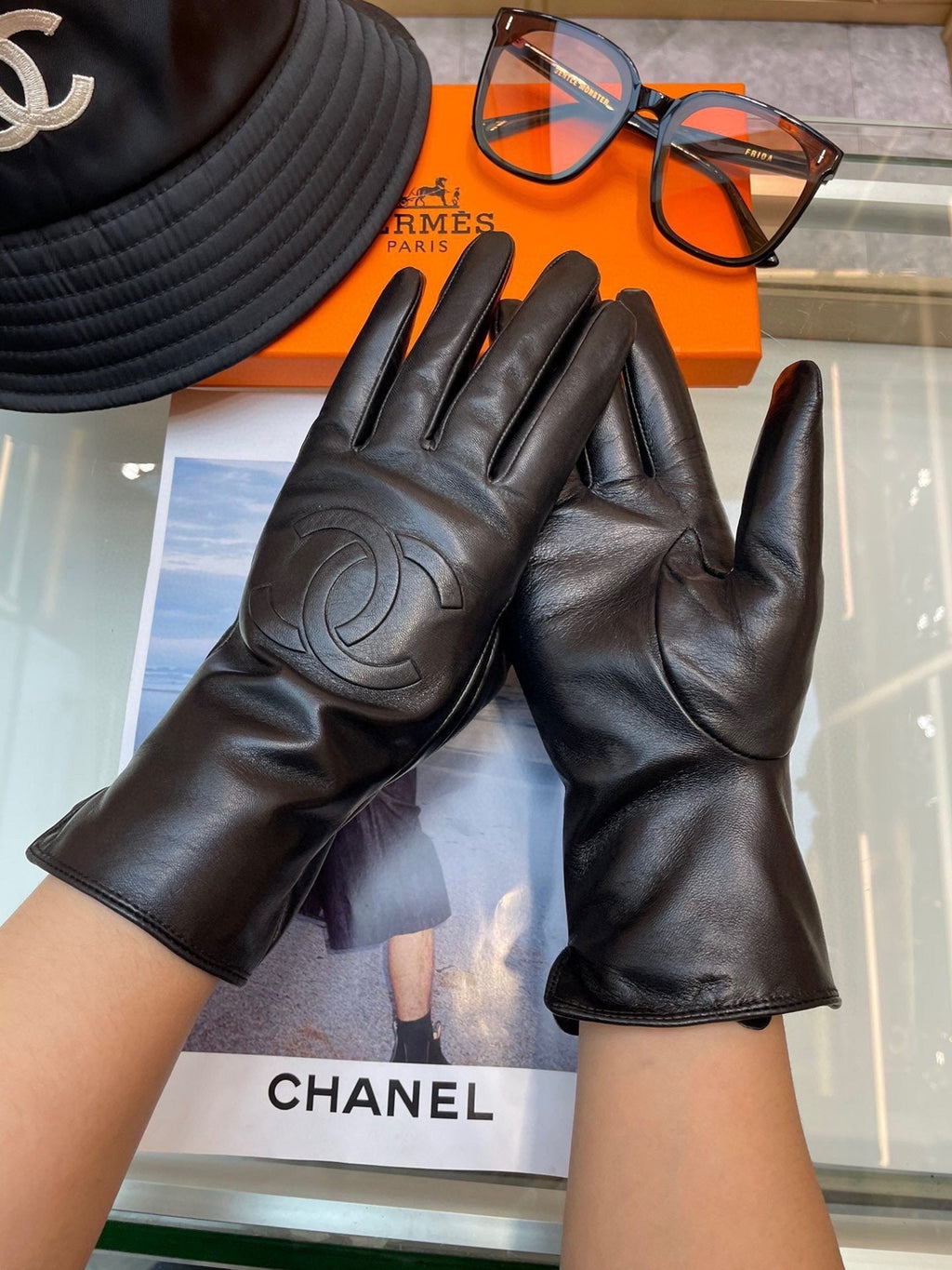 CHANEL GLOVES IN BLACK LAMBSKIN 463840