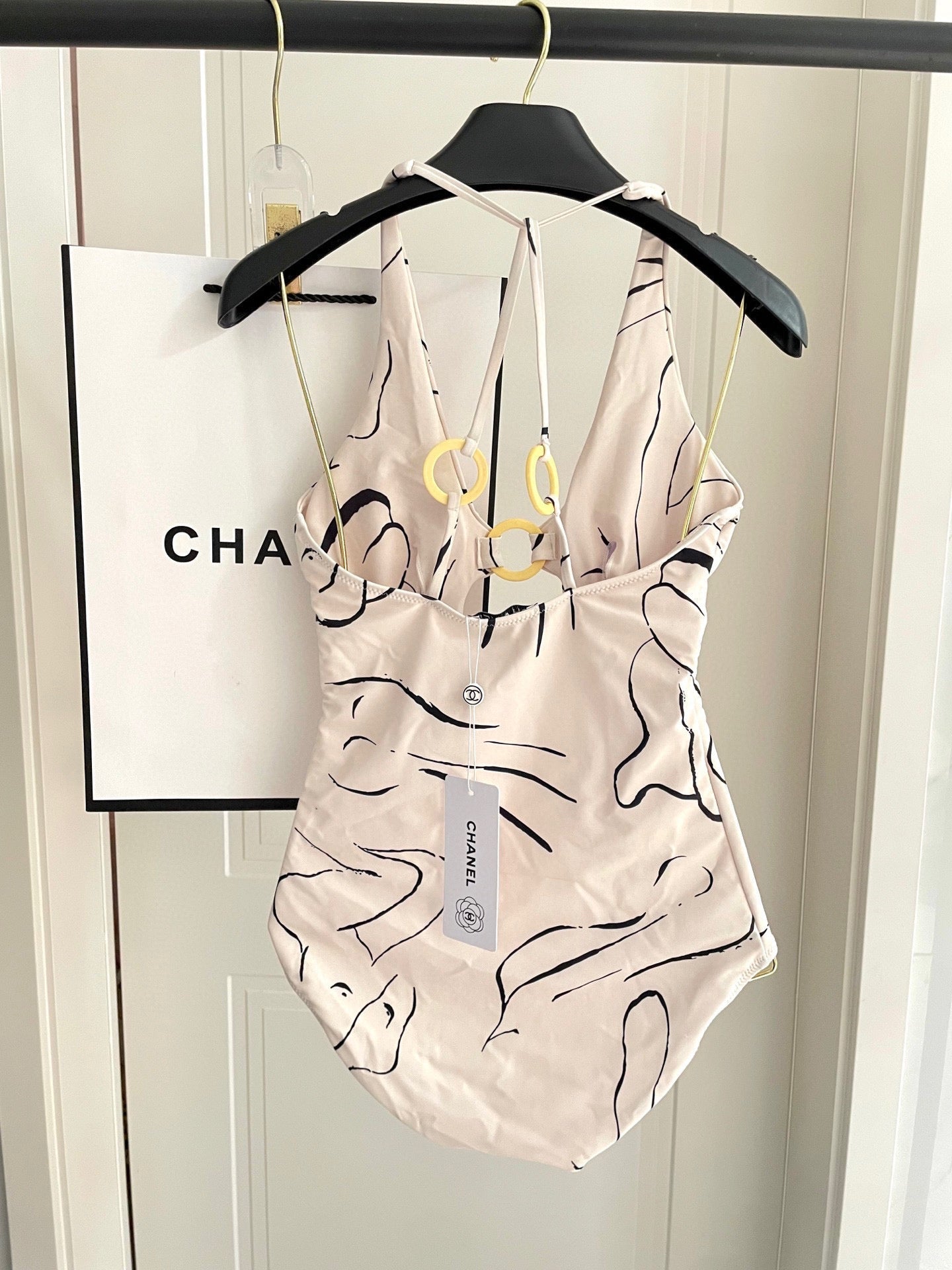 CHANEL BIKINI SWIMSUIT SET IN CREAMY WHITE MIXED WITH CURVED BLACK DETAIL 608919